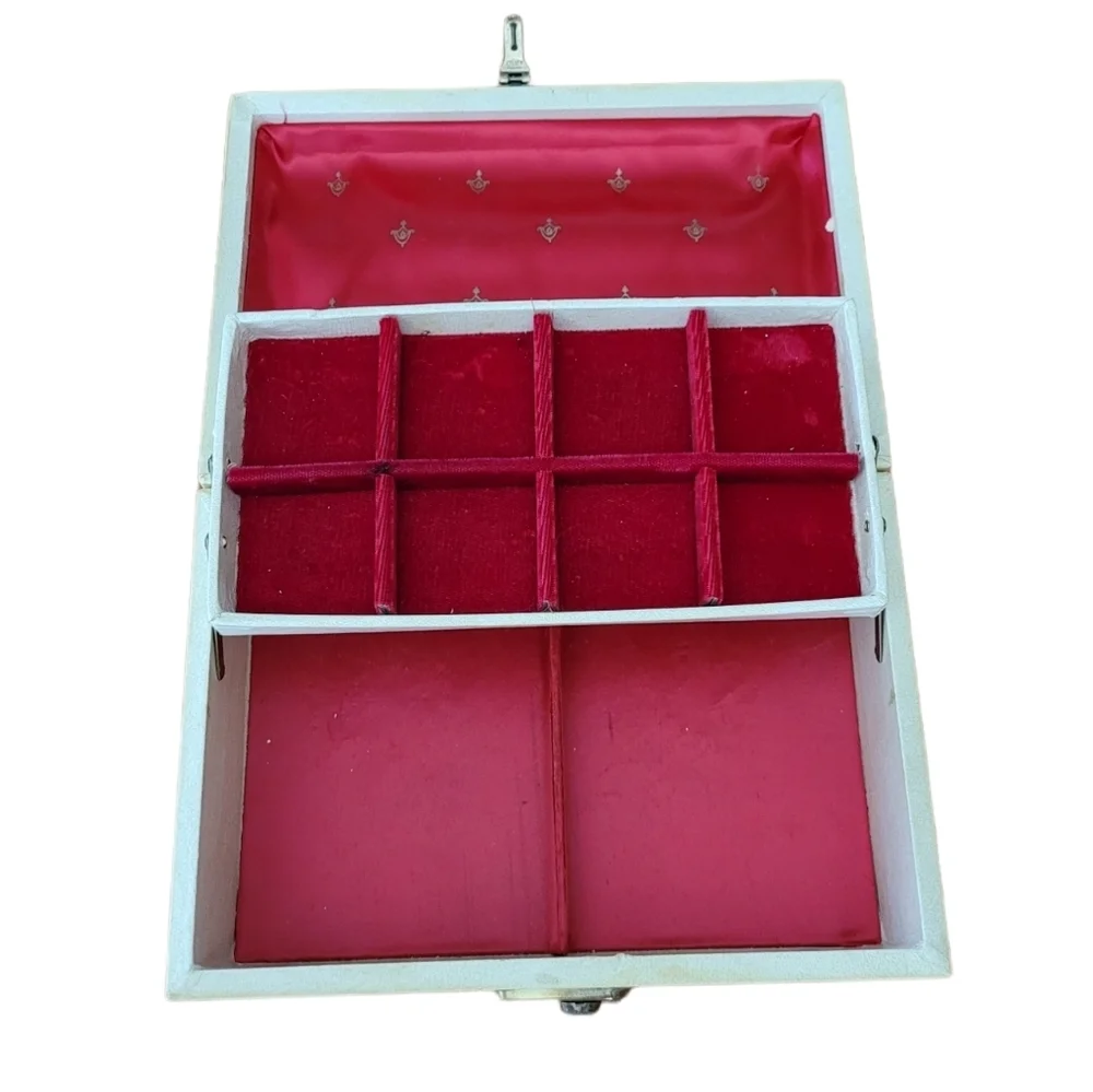 Vintage‎ 1970's Cream and Gold Leaf Pattern Faux Leather Jewelry Box
